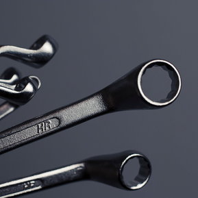 Wartungsarbeiten an LKWs durch die APV Nutzfahrzeuge GmbH